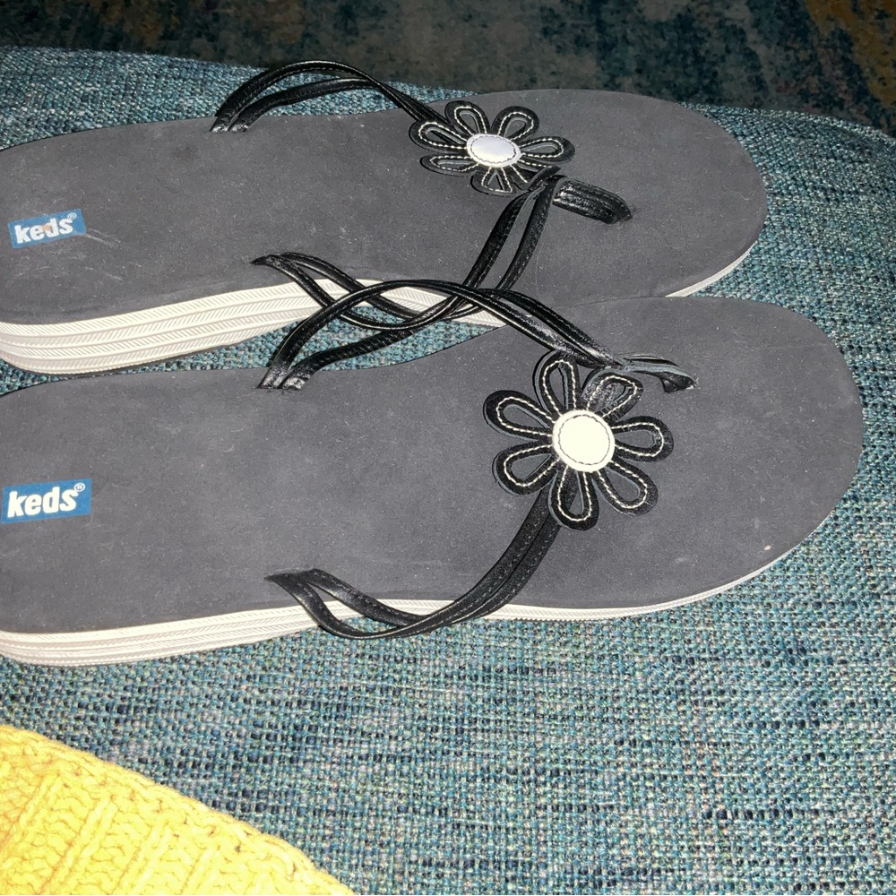 Keds flip flops with flower detail size 10